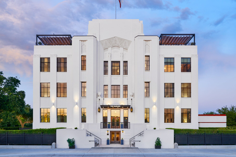The Darling Hotel, Tulare