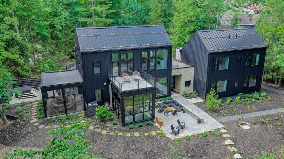 Exterior & Views