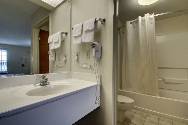 Bathroom, Key West Inn - Lafayette, Walker