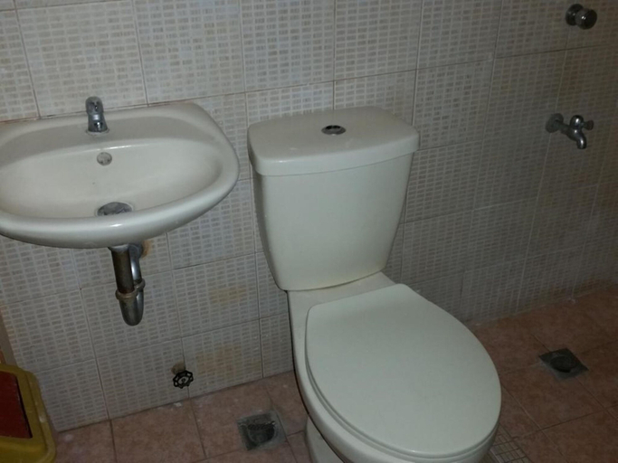 Bathroom 4, RM Guest House, Dumaguete City