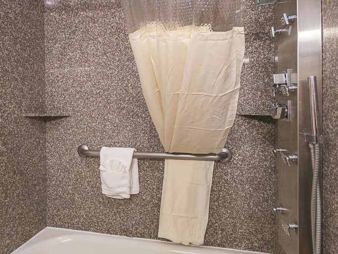 Bathroom 4, La Quinta Inn & Suites by Wyndham Kingwood Houston IAH Airpt, Houston