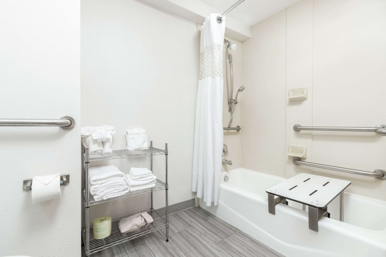 Bathroom 5, Hampton Inn Daytona Shores - Oceanfront, Volusia