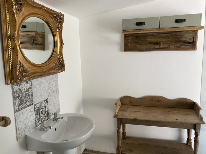 Bathroom, 3 Guests - Pet Friendly - Grid Tree-house, Gloucestershire