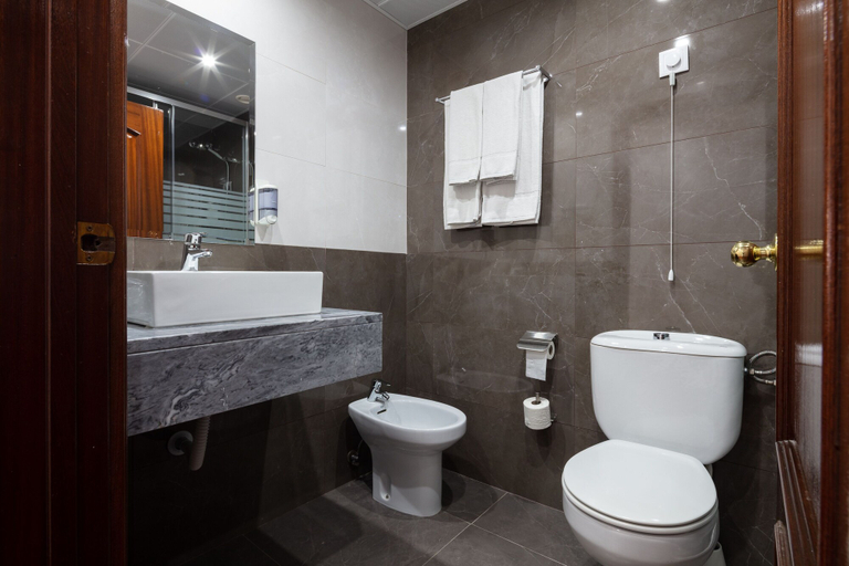 Bathroom 4, Hotel Anjos, Lisbon