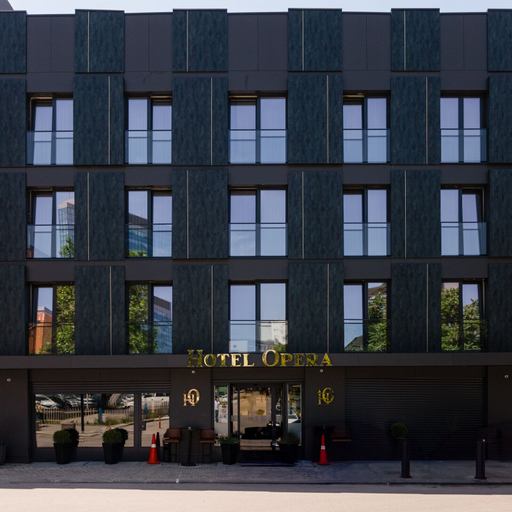 Exterior & Views