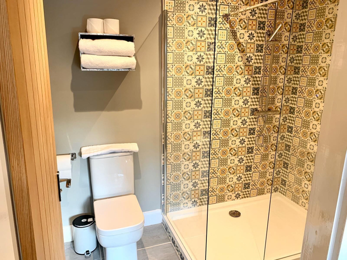 Bathroom 3, Old Fleece Apartments, Gloucestershire