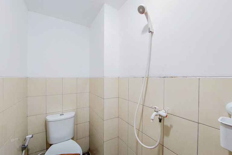 Bathroom 4, Warm And Simply Studio Room At Urbantown Serpong Apartment, Tangerang Selatan