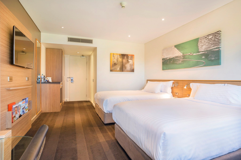 Bedroom 4, Crowne Plaza CANBERRA, Canberra