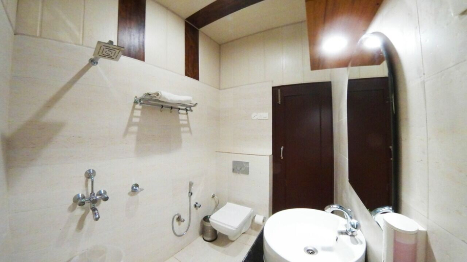 Bathroom 3, Hotel Divyansh By VRB Hotels, Kangra