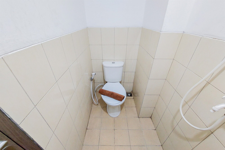 Bathroom 3, Warm And Simply Studio Room At Urbantown Serpong Apartment, Tangerang Selatan