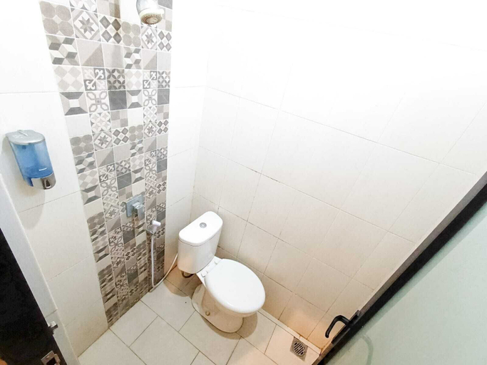 Bathroom 3, Casa TS 16 Guest House by Pesen Kamar, Malang