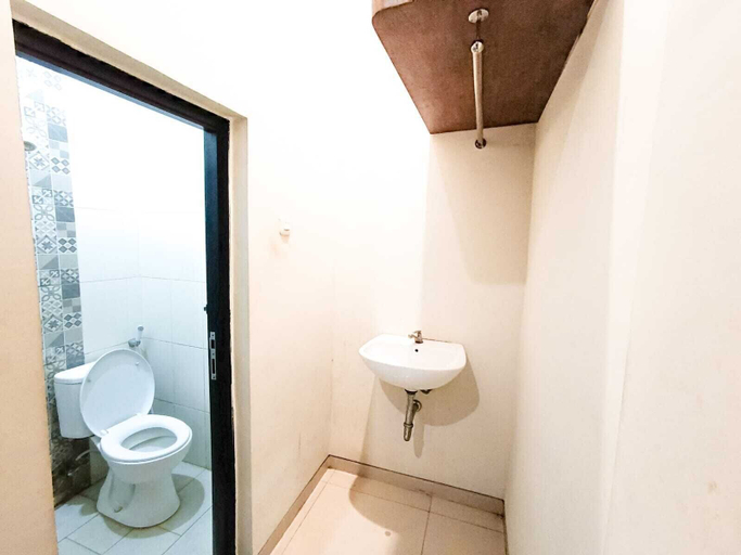 Bathroom 5, Casa TS 16 Guest House by Pesen Kamar, Malang