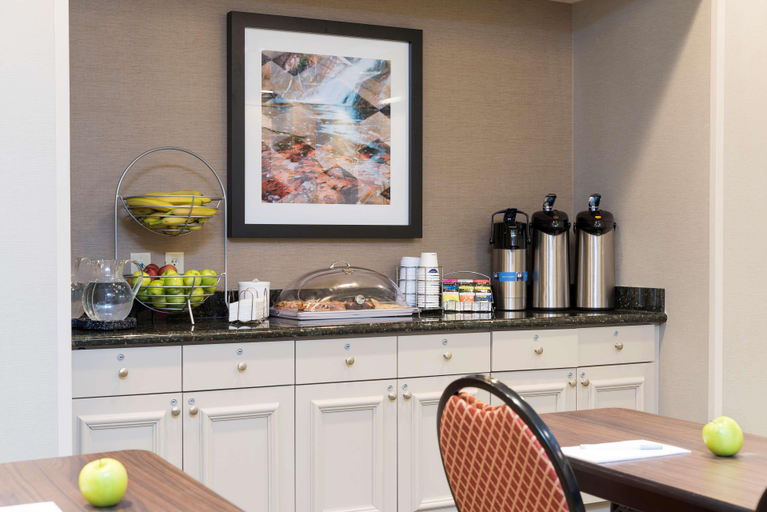Food & Drinks 5, Hampton Inn & Suites Hartford-Manchester, Hartford
