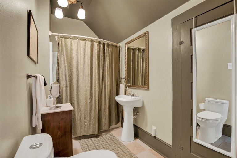 Bathroom 3, Holekamp Guest Haus, Kendall