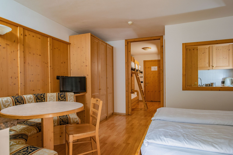 Bedroom 3, Aparthotel Princess, Trento