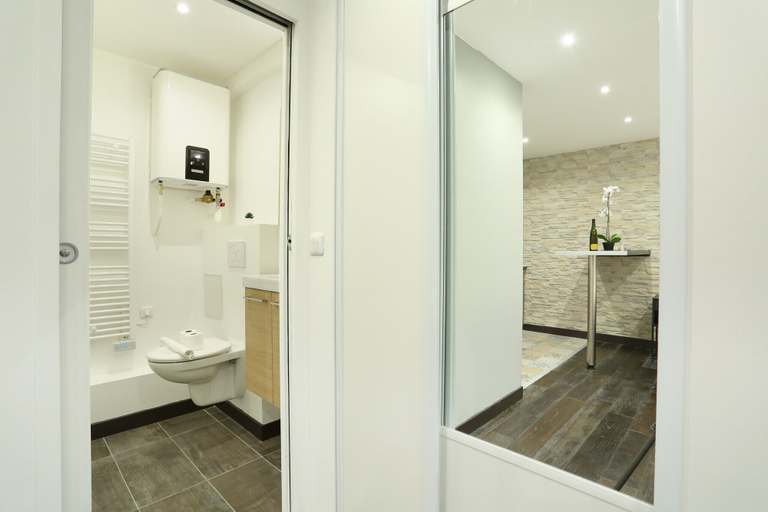 Bathroom 5, Sublime et neuf studio Le Marais ( Commines), Paris