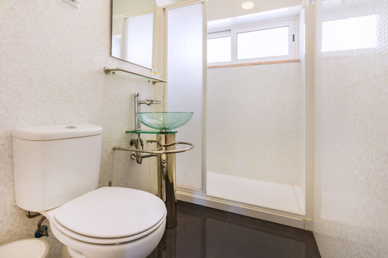 Bathroom 4, Príncipe Real Sunny Apartment, Lisbon