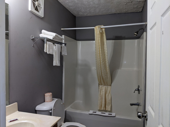 Bathroom 5, Reelfoot Lake Inn, Lake