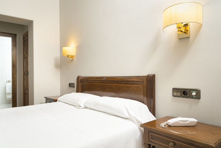 Bedroom 2, Hotel Hernán Cortés, Asturias