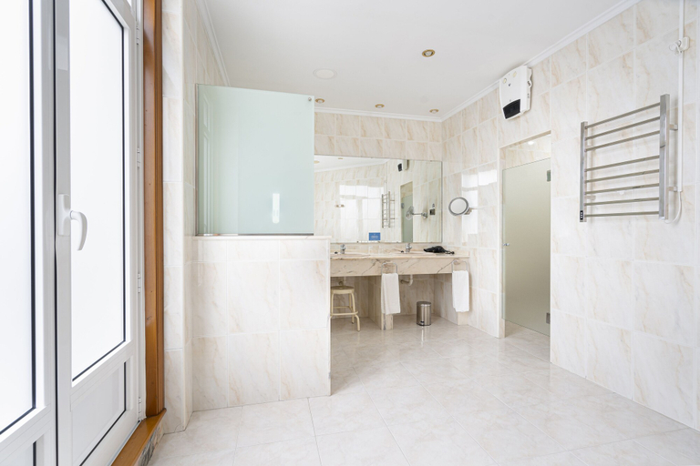 Bathroom 3, Hotel Hernán Cortés, Asturias