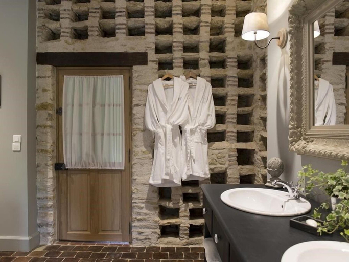 Bathroom 3, Le Pigeonnier Colbert, Yonne
