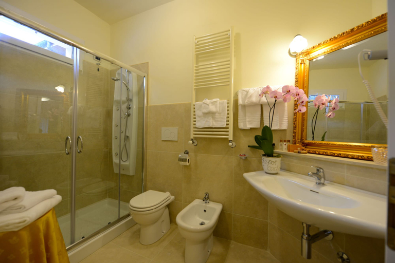 Bathroom 5, Hotel Viscardo, Lucca