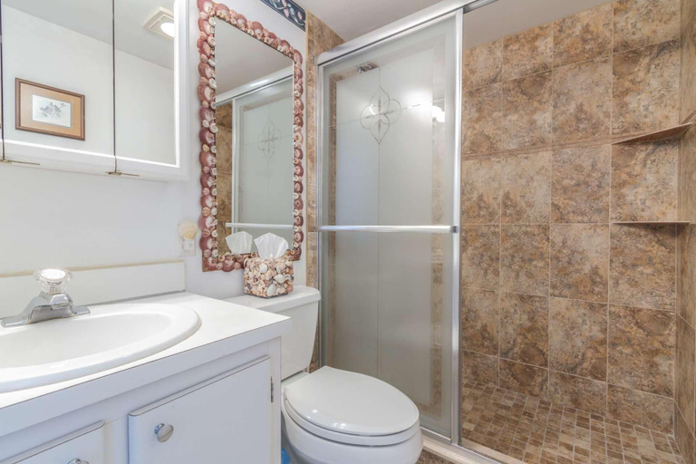 Bathroom, Beach & Tennis 3801, Lee