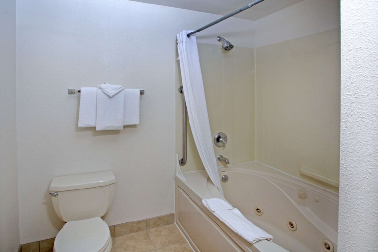 Bathroom 4, Clarion Inn Surfrider Resort, Lincoln