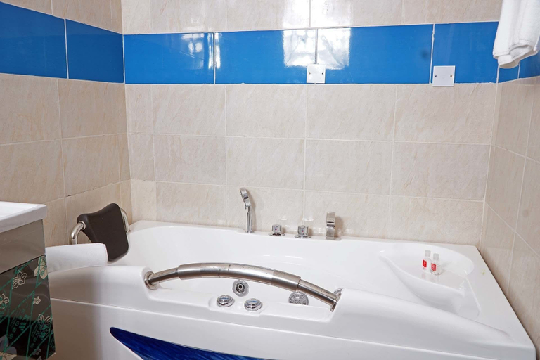 Bathroom 3, Gold Rush Suites, Obio/Akp