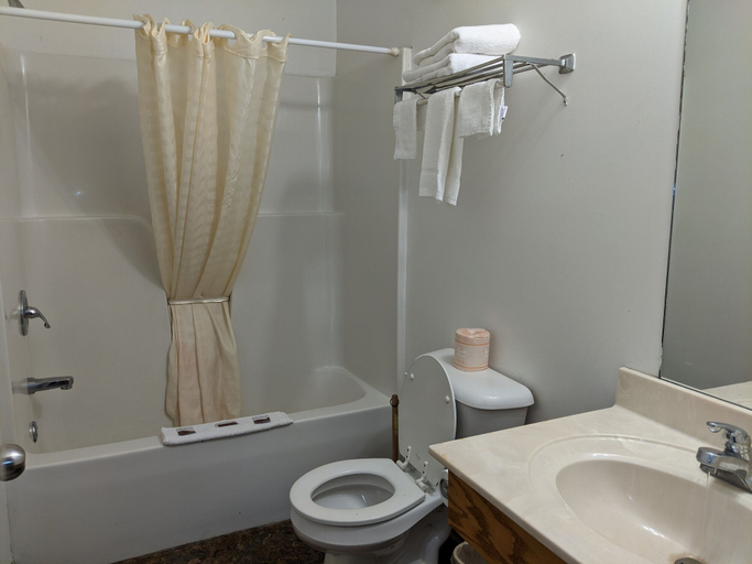 Bathroom 3, Reelfoot Lake Inn, Lake
