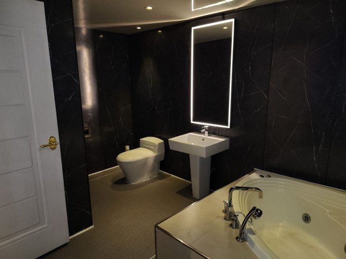 Bathroom 4, K hotel, Gyeyang