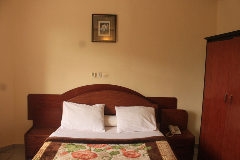 Bedroom 2, Hôtel Beau Rivage, Wouri
