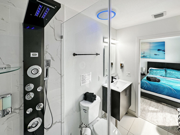 Bathroom 3, Experience Luna Sky! 65" TV Bar BBQ go FL Keys, Miami-Dade