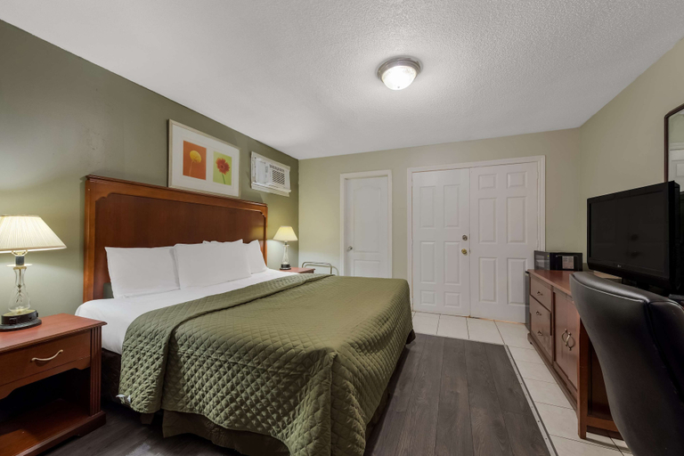 Bedroom 2, Knights Inn Burlington, ON, Halton