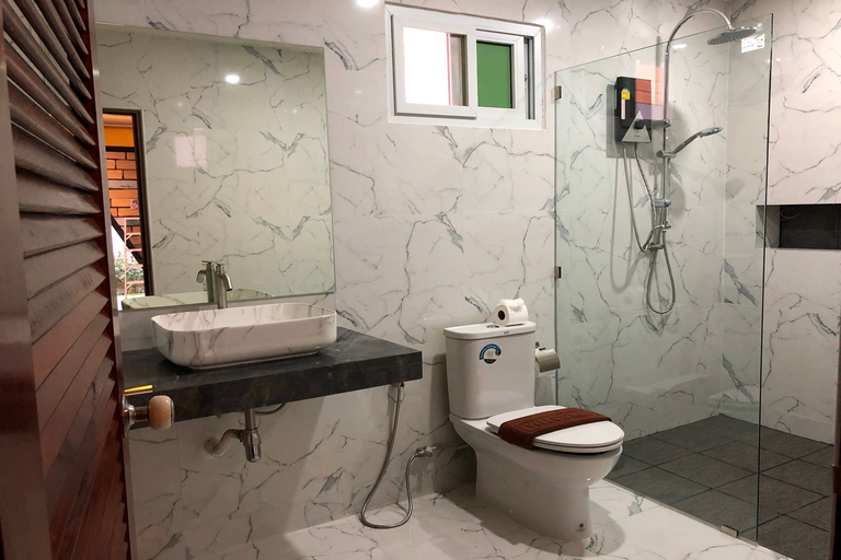 Bathroom 4, Ginis Beach Resort, Phuket Island