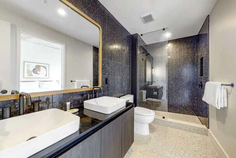 Bathroom, Luxe High Rise off of Rainey St., Travis
