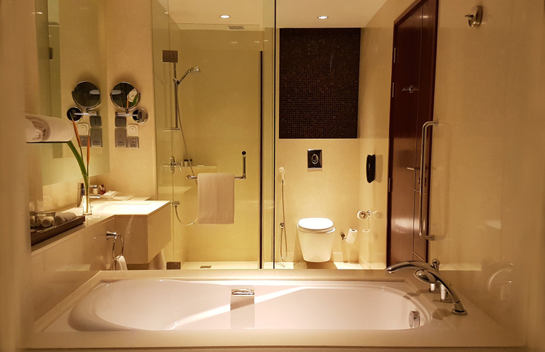 Bathroom 5, Crowne Plaza KOCHI by IHG, Ernakulam