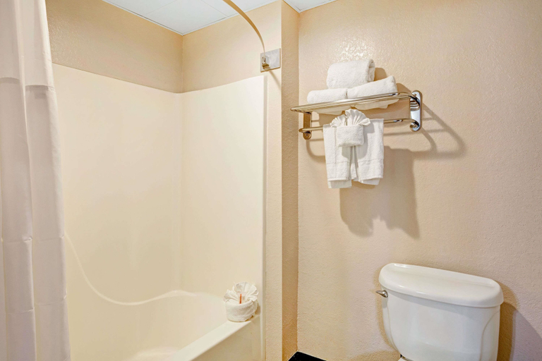 Bathroom 4, Howard Johnson by Wyndham Galveston, Galveston