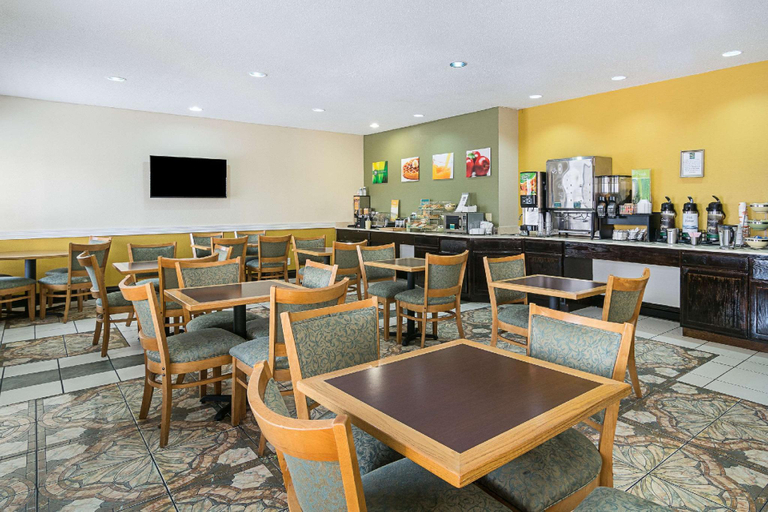 Food & Drinks 4, Quality Inn & Suites Harvey - Chicago Southland, Cook