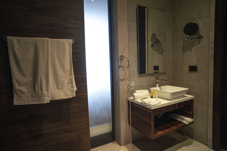 Bathroom, Lakeside Hotel, Prizren