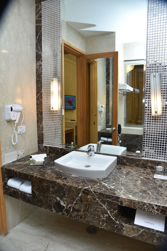 Bathroom 5, Opulent By Udman Hotels and Resorts, Delhi
