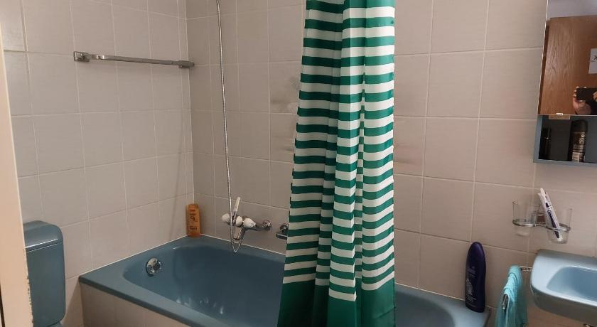 Bathroom 2, good bed Niederbipp 13, Wangen