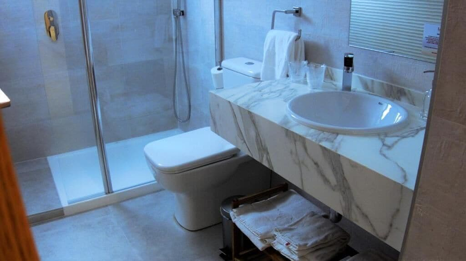 Bathroom 3, Apartamentos La Canal, Cantabria