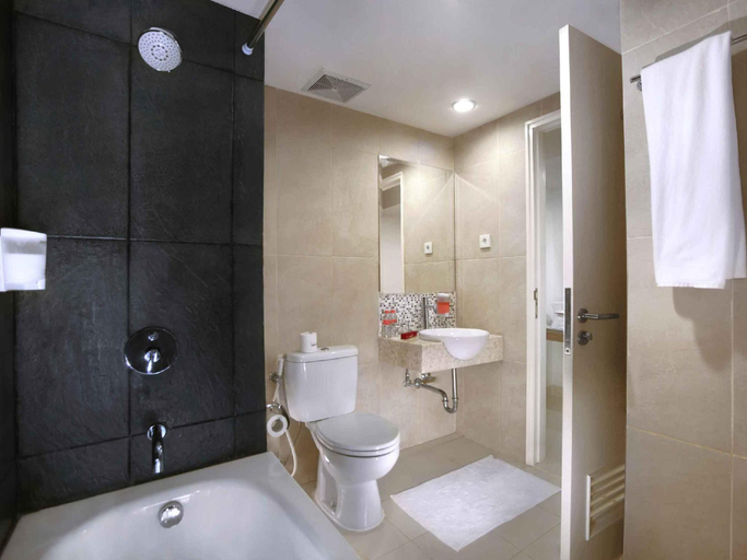 Bathroom 5, favehotel PGC Cililitan, East Jakarta