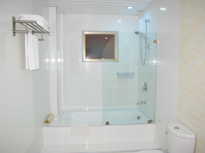 Bathroom 4, Diamond Suites and Residences, Cebu City