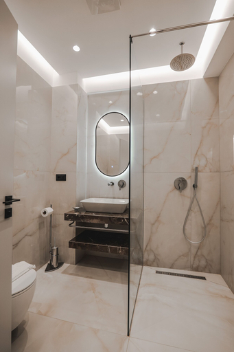 Bathroom 4, Hotel Oasis, Sarandës