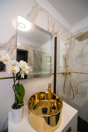 Bathroom 5, Maya's 55, Gdańsk City