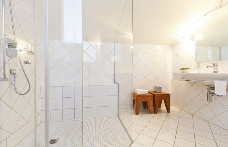 Bathroom 3, Hotel Rössli, Zürich