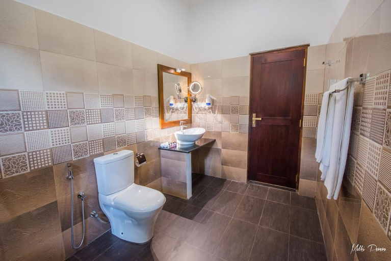 Bathroom 2, Oreeka Hotels (Katunayake Airport Hotel), Katana