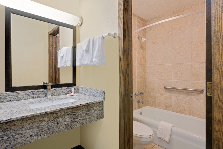Bathroom 5, Days Inn by Wyndham International Falls, Koochiching